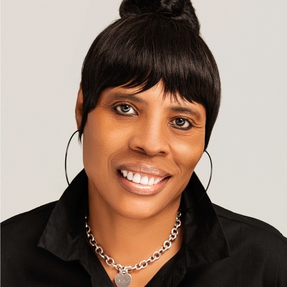 Meet your Posher, Ursula - Picture 1 of 1